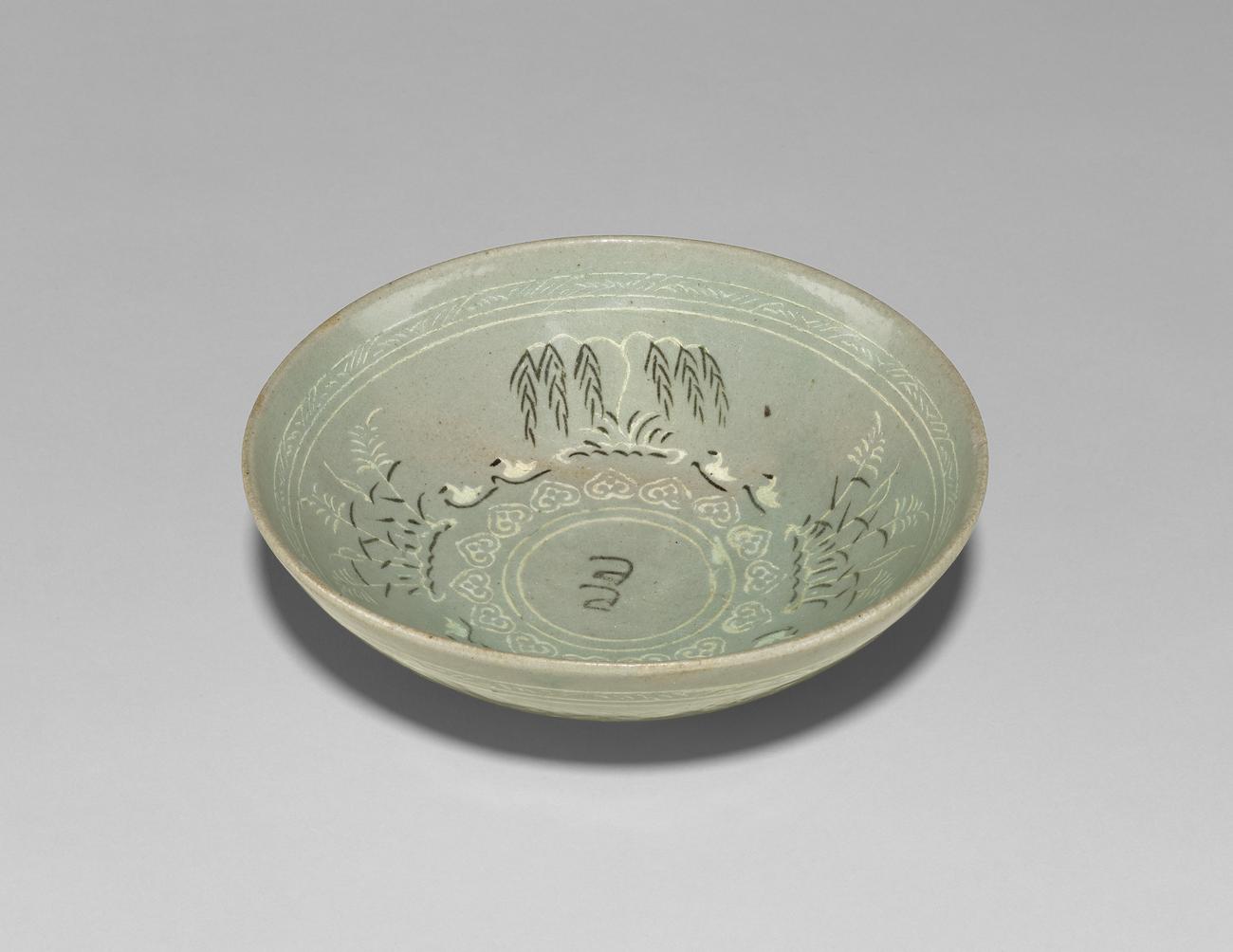Bowl with swimming ducks