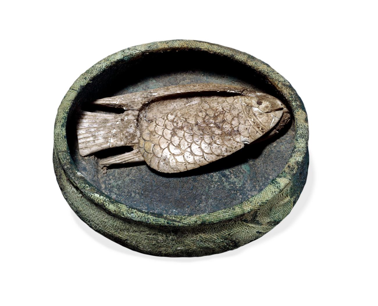 Fish-shaped cosmetic box