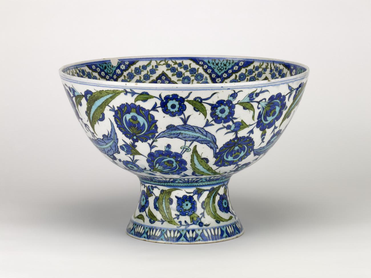 Iznik footed bowl