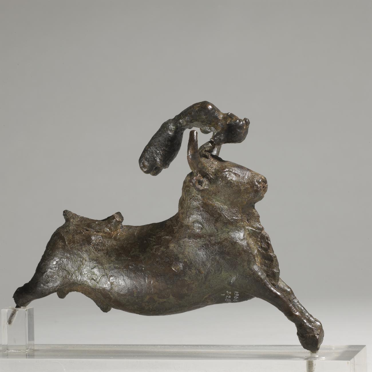 Minoan bull and acrobat